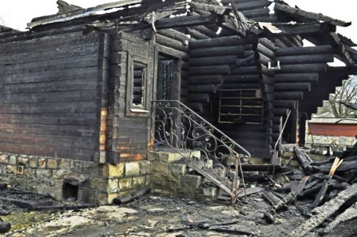 Сьогодні зранку на території монастиря Святого Іллі у Дорі поблизу Яремчі згоріла церква. Поки що причини загоряння не встановлені, працюють експерти. Та як би там не було, але ми втратили пам'ятку архітектури XX ст. та просто Господня обитель. Багато жінок просто плакали від відчаю.    Церкву в народному гуцульському стилі побудували у 1938 році майстри Іван Яворський з Ділятина та Петро Григорук з Річки. Архітектурний ансамбль знаходиться на території чоловічого студійського монастиря. Храм і монастир були збудовані на землі, що її у 1930-х роках офірували студитам подружжя Іллі та Іванни Кокорудзи, освітян зі Львова. Їхнім святим покровителям, святому пророку Іллі та святому Івану Хрестителю, і посвятили свій храм і монастир студити.    Науковий співробітник Постуляційного центру студійських монастирів Роман Шимон наводить у своїй розвідці такі відомості: “Ілля Кокорудз був у добрих стосунках з митрополитом Андреєм Шептицьким, який з 1924 року є почесним членом Педагогічного товариства “Рідна школа”. Митрополит щедро допомагав приватному народному семикласному шкільництву... Ці приватні українські школи були також великим заборолом перед денаціоналізацією... Там здобували вони справжнє релігійне та патріотичне виховання щиро відданих учителів, нерідко навіть висококваліфікованих”. “Митрополит Андрей та Ілля Кокорудз мали одну мету: допомогти бідним дітям отримати освіту. Можливо, й тому панство Кокорудзів поручило свої два будинки в Дорі монахам студитам для виховання молоді на Гуцульщині”.    У 1935 році троє ченців-студитів з Унівської лаври приїхали в Дору і облаштували свою каплицю в одному з подарованих будинків, а три роки по тому вже була побудована нова церква.    Оригінальний інтер’єр декоровано деревом із випаленими орнаментами та іконами. Оригінальний інтер’єр декоровано деревом із випаленими орнаментами та іконами. Фото Миколи Амброзяка, жовтень 2008 р.    Після війни на Галичині почалися репресії проти українського греко-католицького духовенства. Монастир скасували, монахів місцеві мешканці прийняли у своїх хатах, оскільки раніше побачили від них чимало добрих справ. Адже студити навчали молодь у створеній ними ремісничій школі, допомагали бідноті і загалом ставились до людей гідно і з симпатією.    Завдяки хорошим стосункам і релігійним традиціям, церква, всупереч вказівкам місцевої влади, так і не була зруйнована - розбирати храм двічі привозили бригаду робітників, але вони втікали.     На початку 1990 року храм повернули студитам, які реставрували його і відновили церковне життя.    Поки що розглядають дві версії пожежі: через свічку і підпал.